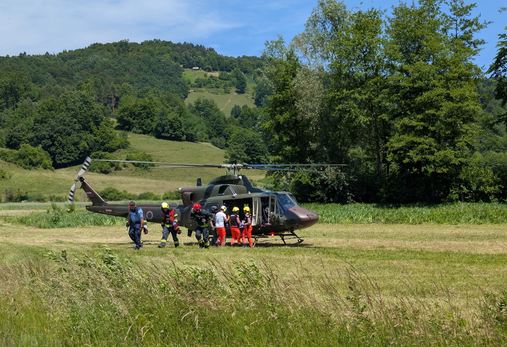 Vožnja se je končala v jarku: Mopedist v okolici Maribora huje poškodovan, posredoval helikopter
