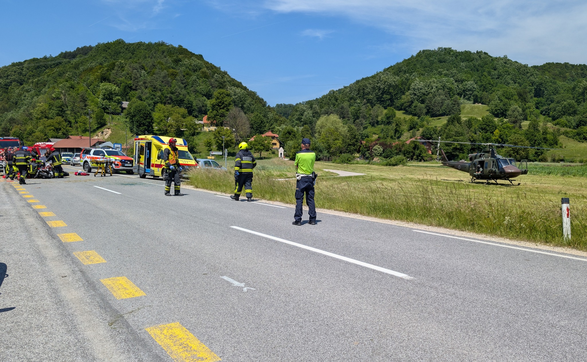 Huda nesreča na območju PU Maribor: 49-letni motorist trčil v ograjo in padel v jarek