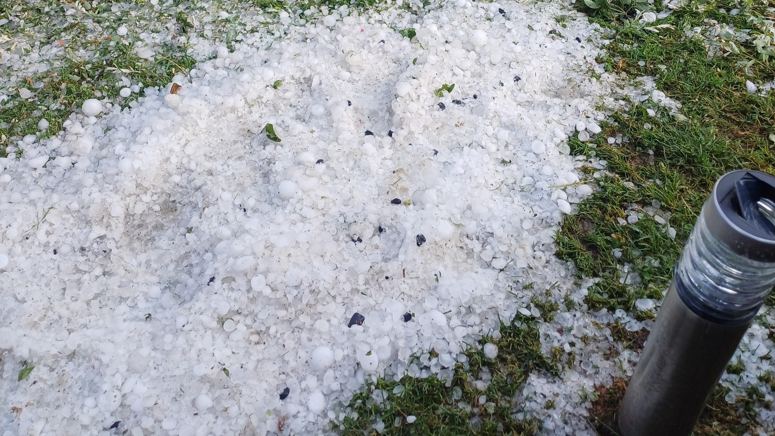 Uničene strehe in poljščine, voda v telovadnici: Po toči na terenu civilna zaščita in gasilci