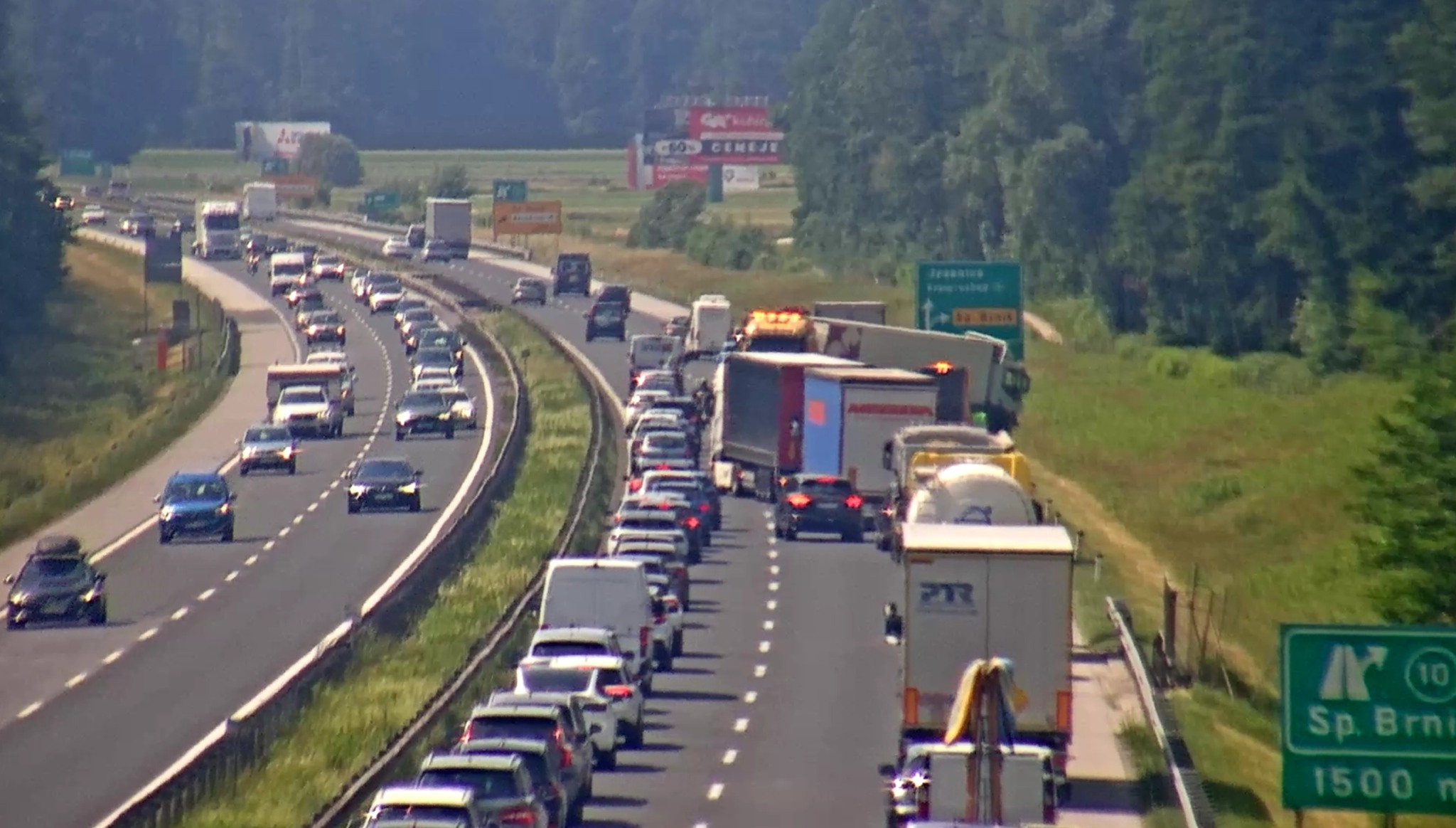 Vroča sobota na cestah, vozniki čakajo tudi več kot 40 minut