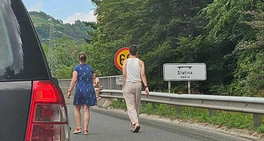 Norosti ob današnjih zastojih: sprehodi po avtocesti in vožnja v napačno smer