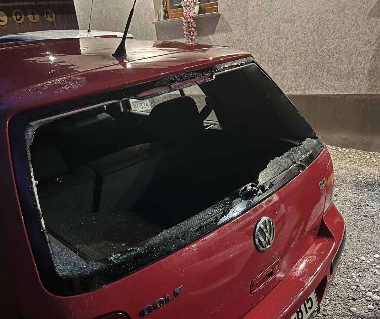 Podrta drevesa, poškodovane strehe, avtomobili, fasade: Takšne posledice je pustil prehod nevihtnega sistema (FOTO)
