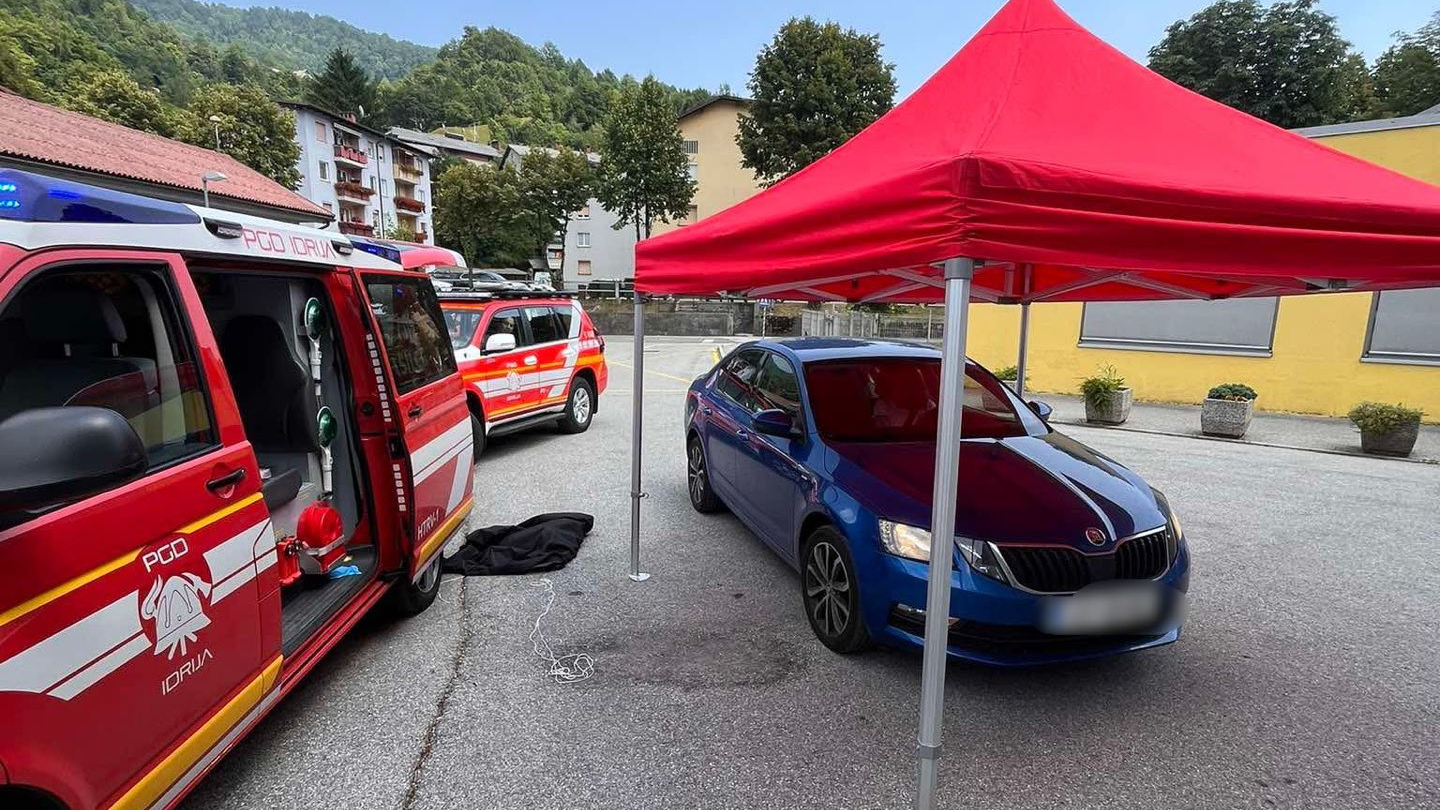 Gasilci iz avta rešili otroka, ujetega zaradi okvare sistema zaklepanja