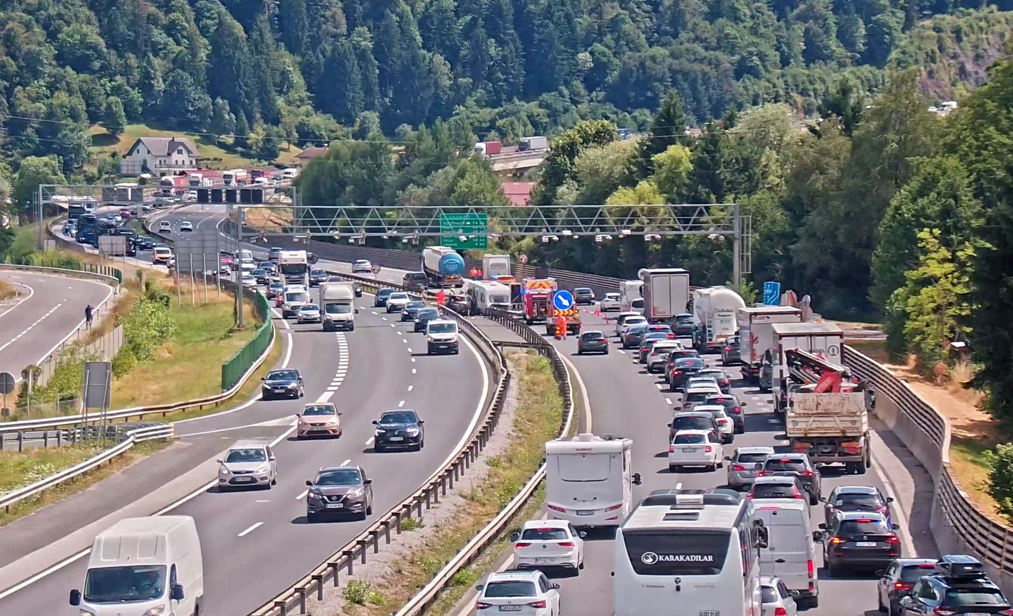 Če se odpravljate proti Primorski, pozor: Prišlo je do nesreče, nastal več kilometrski zastoj
