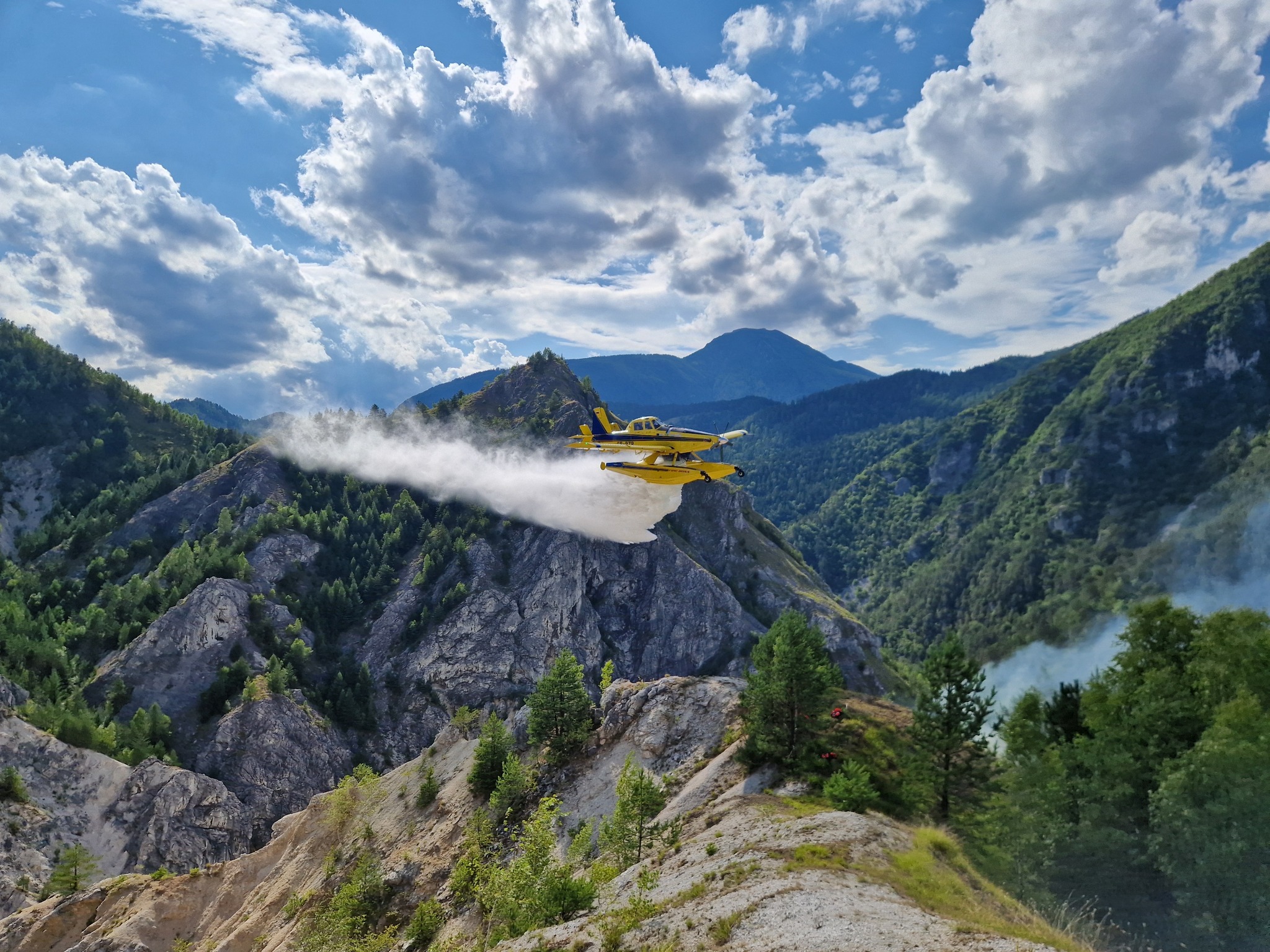 FOTO: Požar, ki so ga gasili z vodo iz Drave, še ni povsem ugasnil