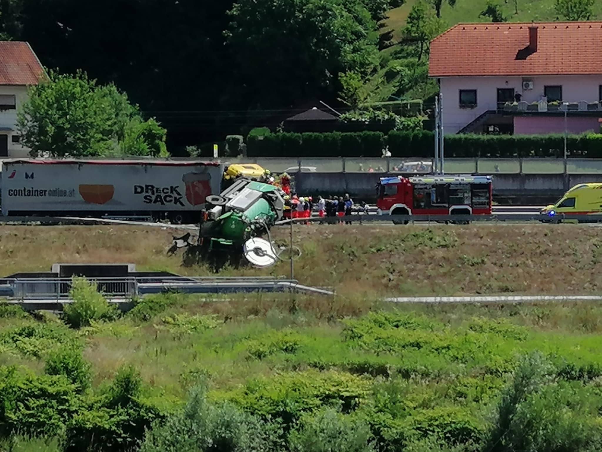 V grozljivi prometni nesreči trčila tri vozila, cesta zaprta za ves promet