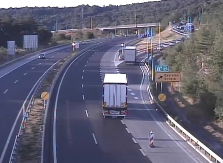 FOTO: Avtocesta med Kastelcem in Kozino zaprta zaradi gorečega vozila
