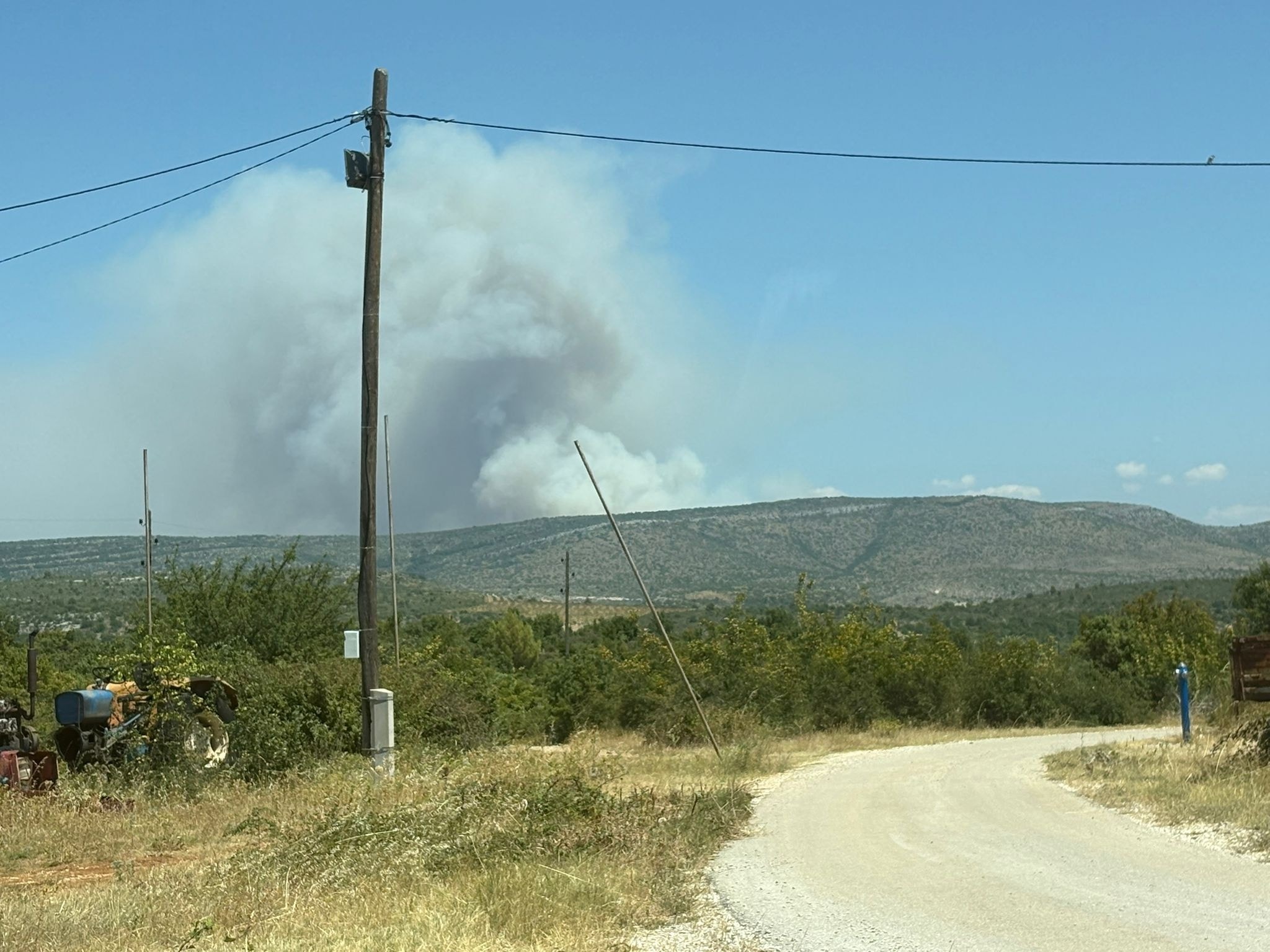 VIDEO: V Dalmaciji divja obsežen požar, pomoč gasilcem nudita dva air tractorja