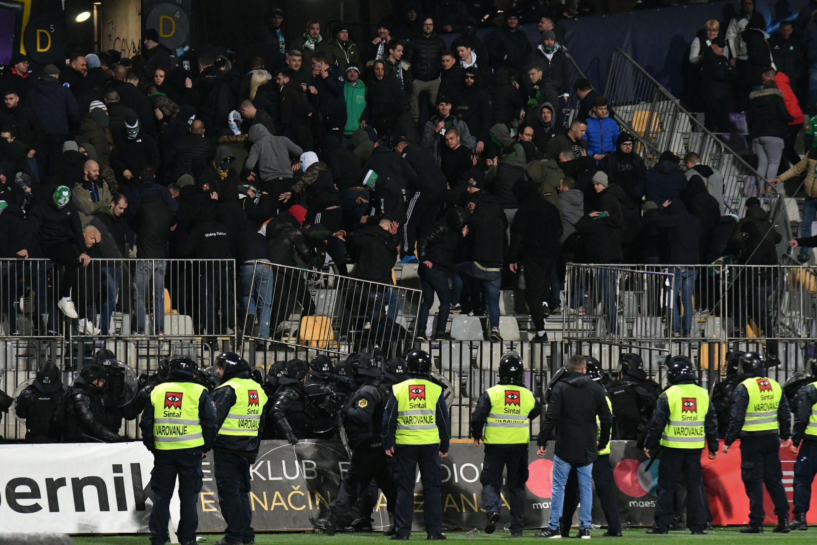 Takšen je odziv NK Olimpija na incidente navijačev, kakšne posledice jih čakajo?