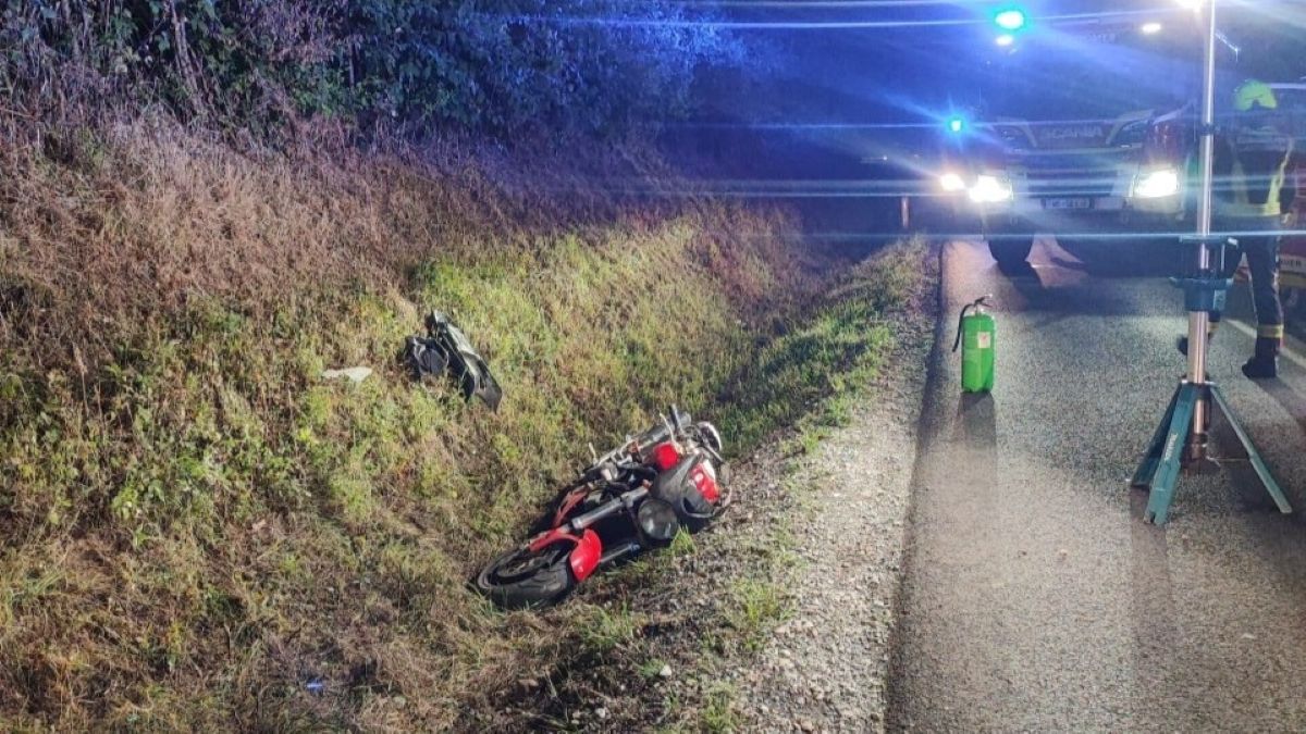 Gasilci reševali motorista, ki je padel v jarek in ostal ukleščen pod svojim motorjem