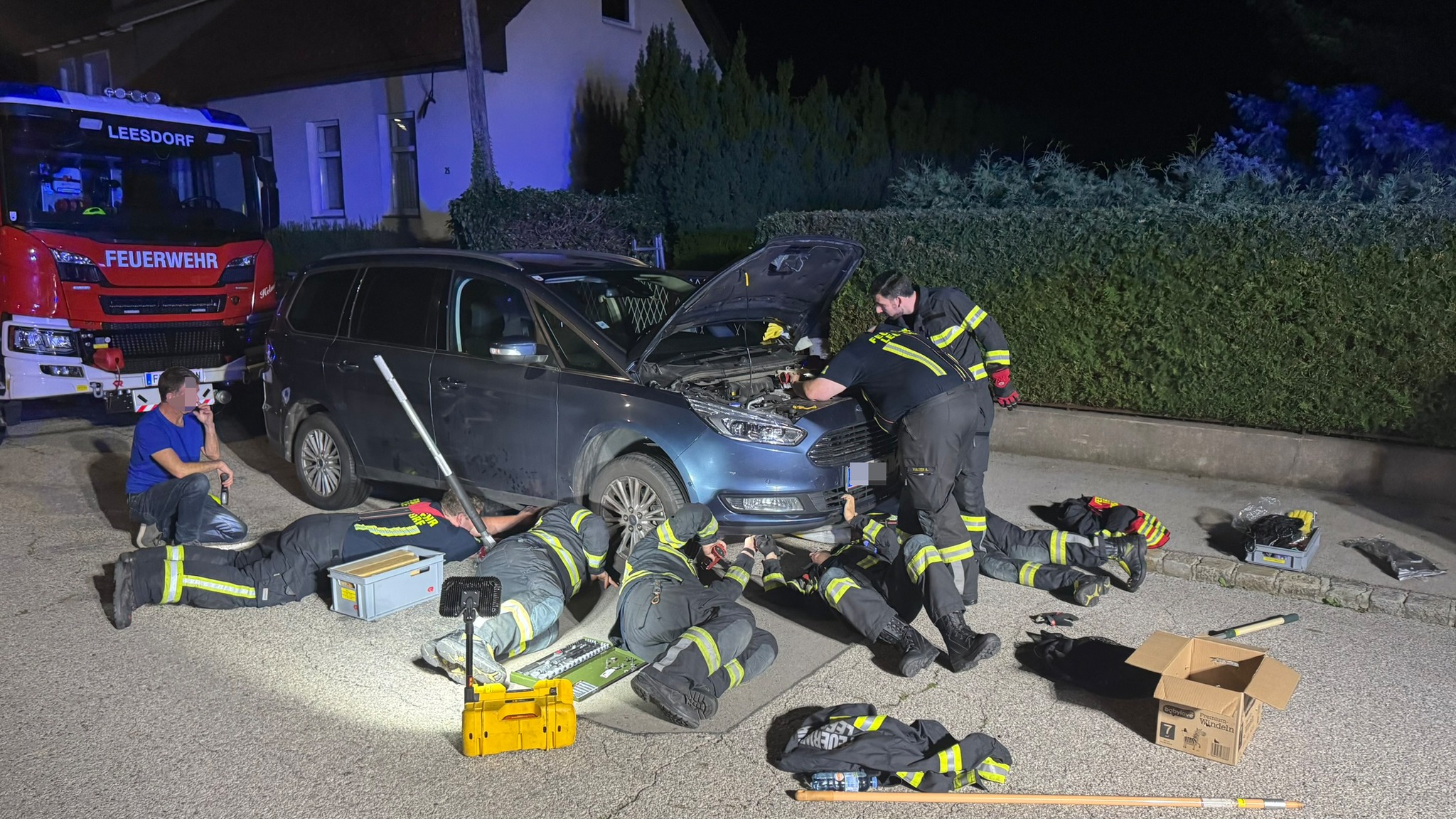FOTO: Družina po šestih urah na cesti zaslišala nenavaden zvok izpod pokrova motorja (kar so našli jih je šokiralo)