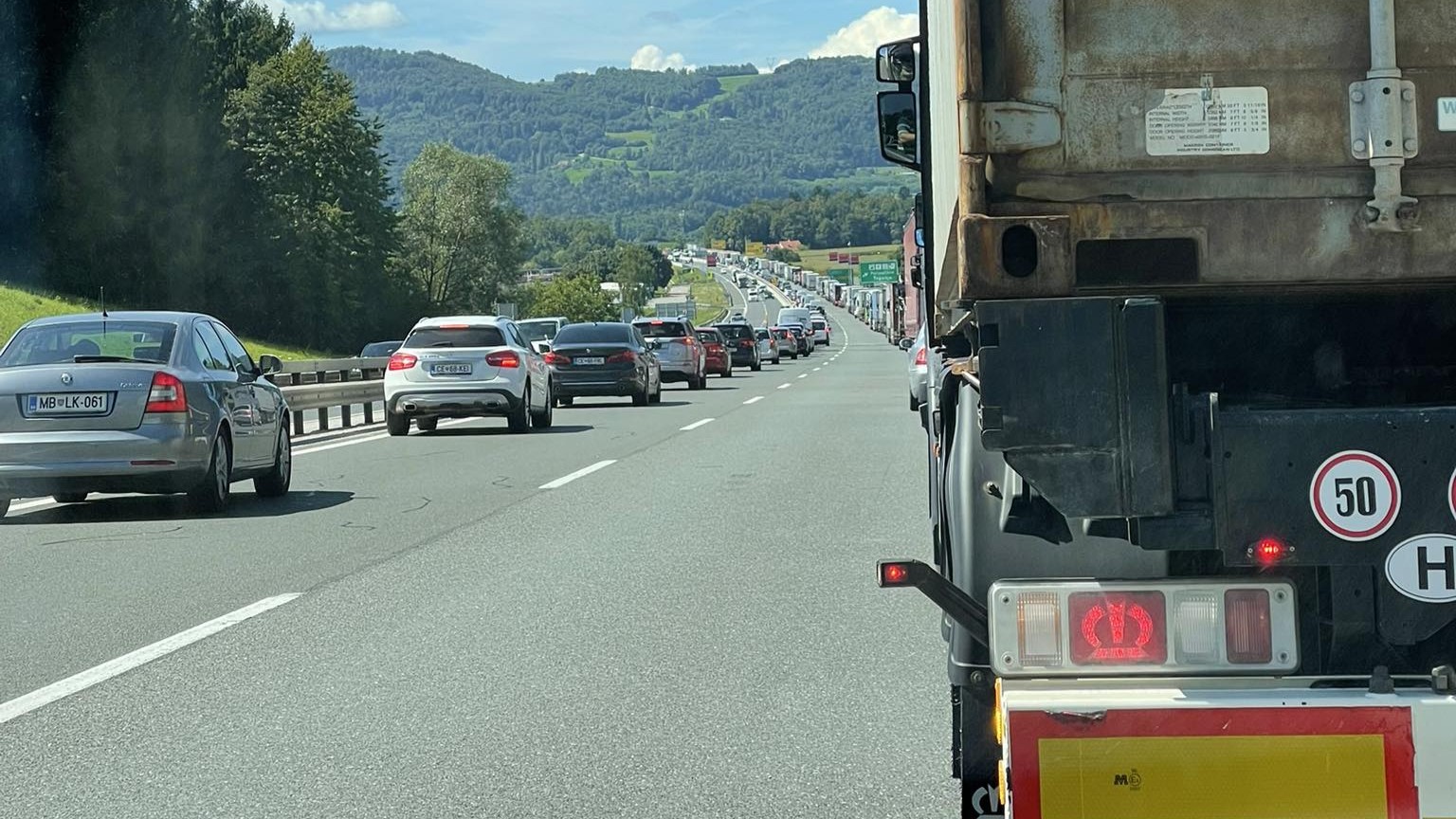 Slovenec prijavil Francoza, ki je vozil po reševalnem pasu, to je sledilo