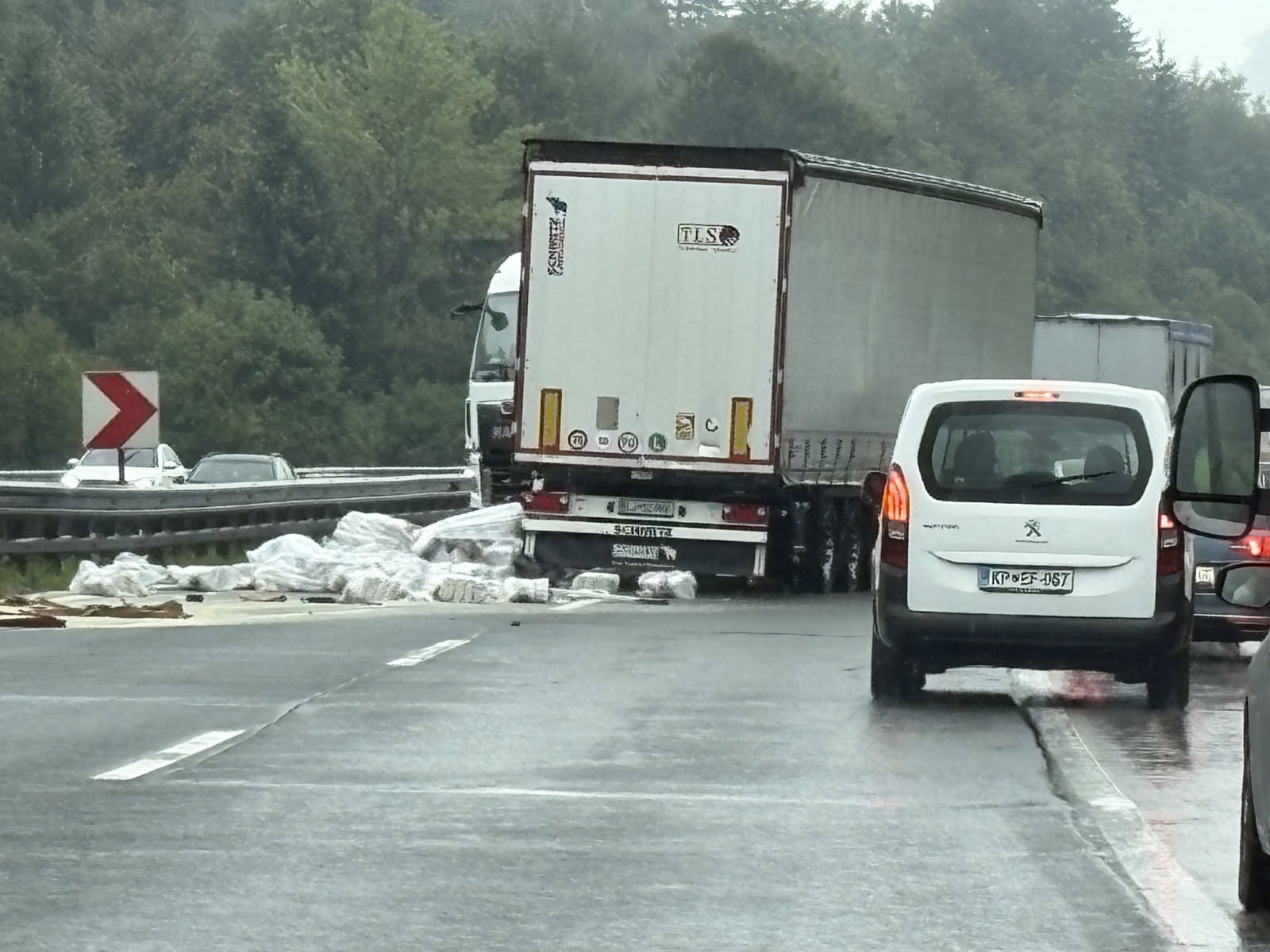 FOTO: Kaos zaradi prometne nesreče, dolg zastoj in zamude do ene ure