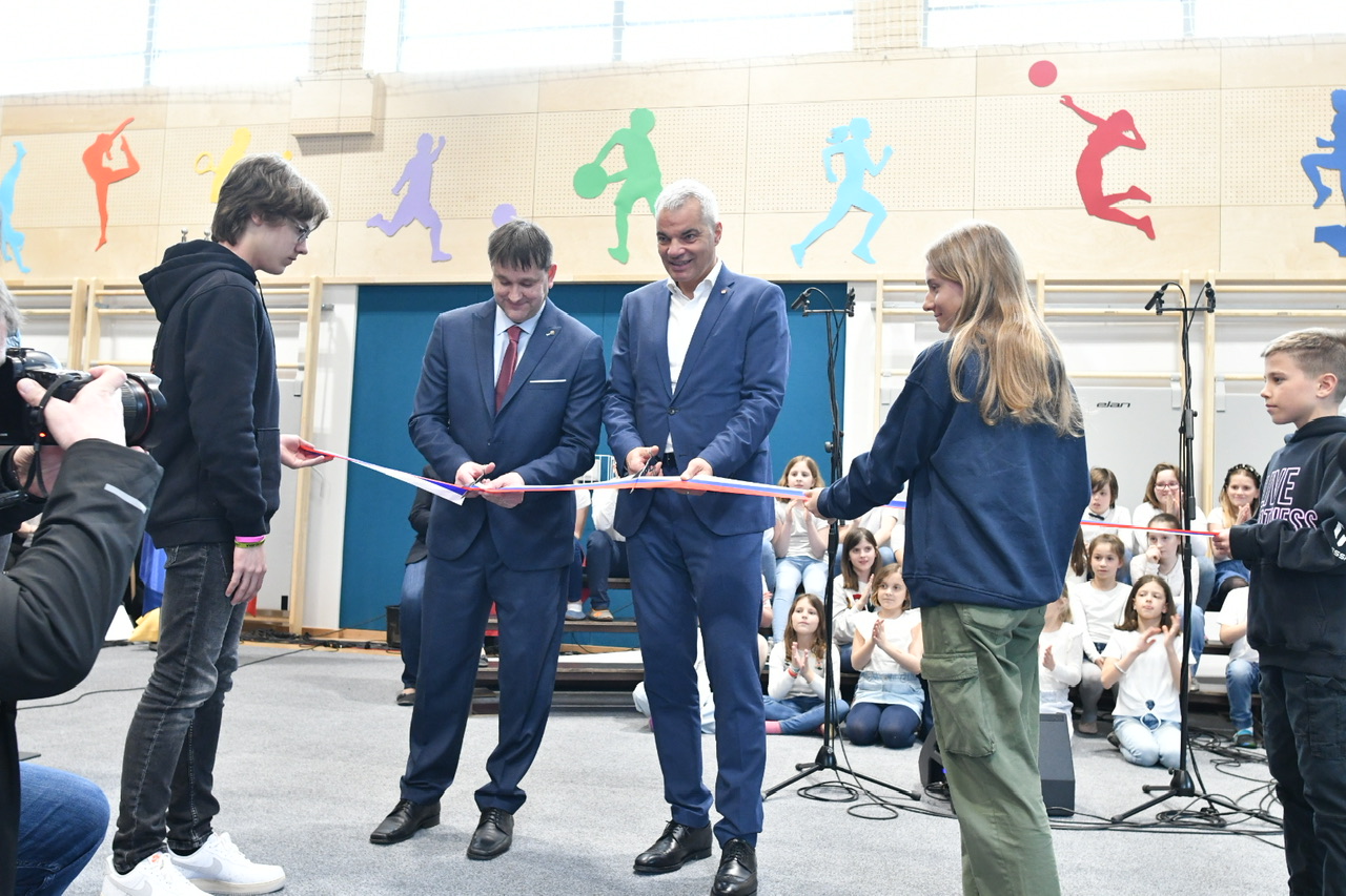 FOTO: Največja mariborska osnovna šola dobila novo telovadnico in nove zunanje površine