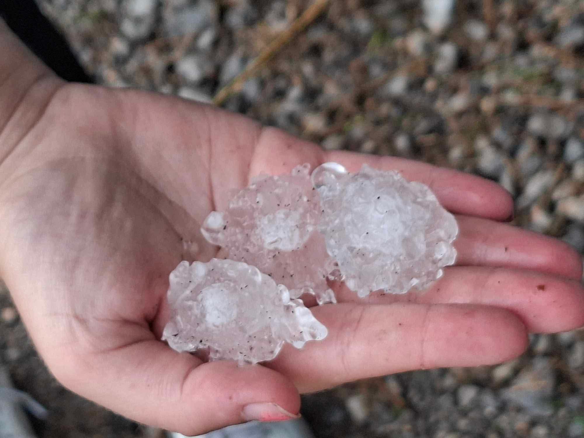 Po Sloveniji pustošila toča, ki je z velikostjo presenetila še meteorologe (VIDEO)