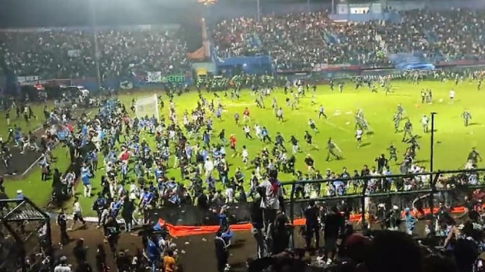 FOTO in VIDEO: Storpedo na stadionu vzel več kot 170 življenj, ljudje so bežali na vse strani