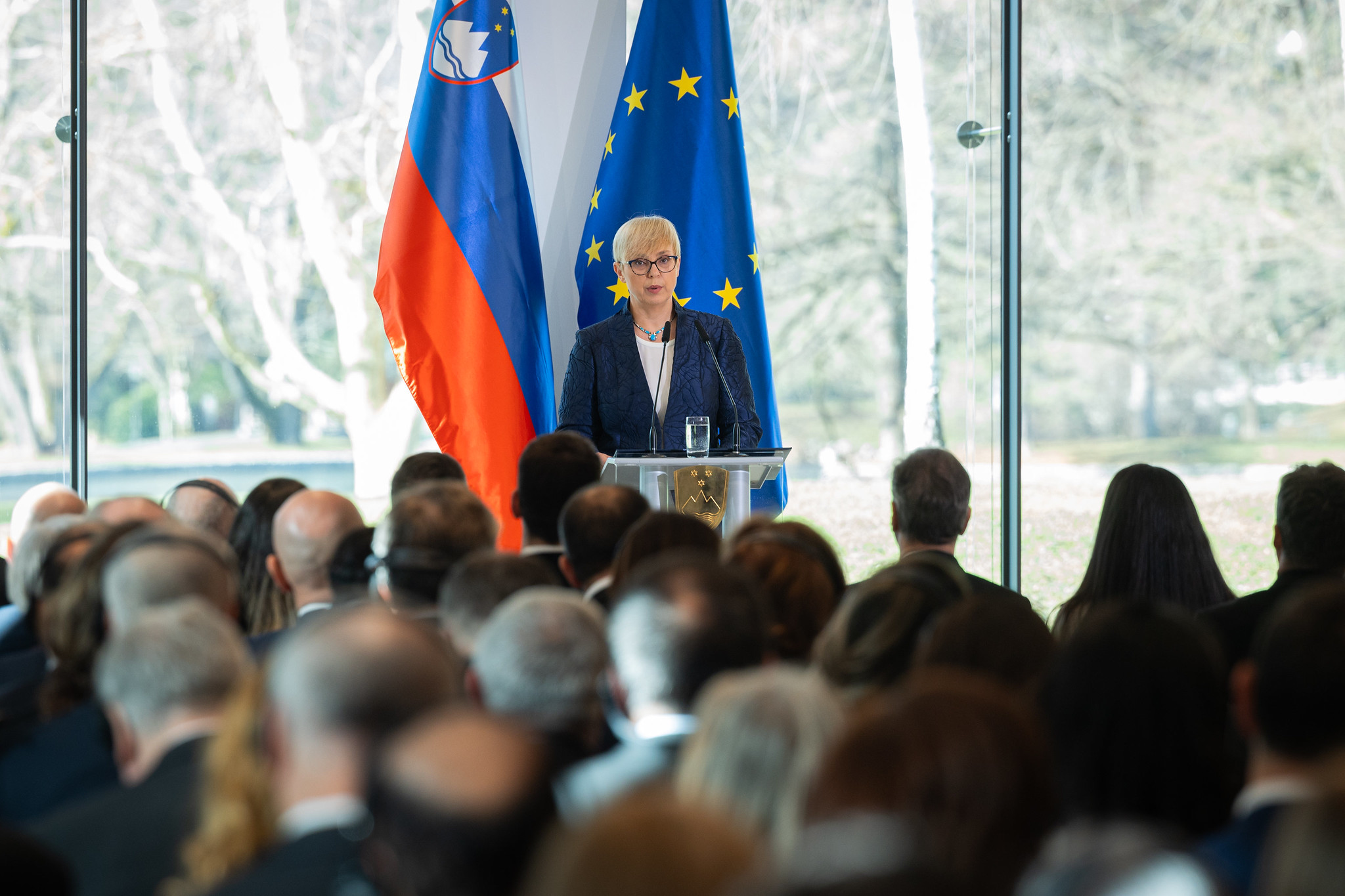 Oster poziv predsednice: Ne delajmo si sramote