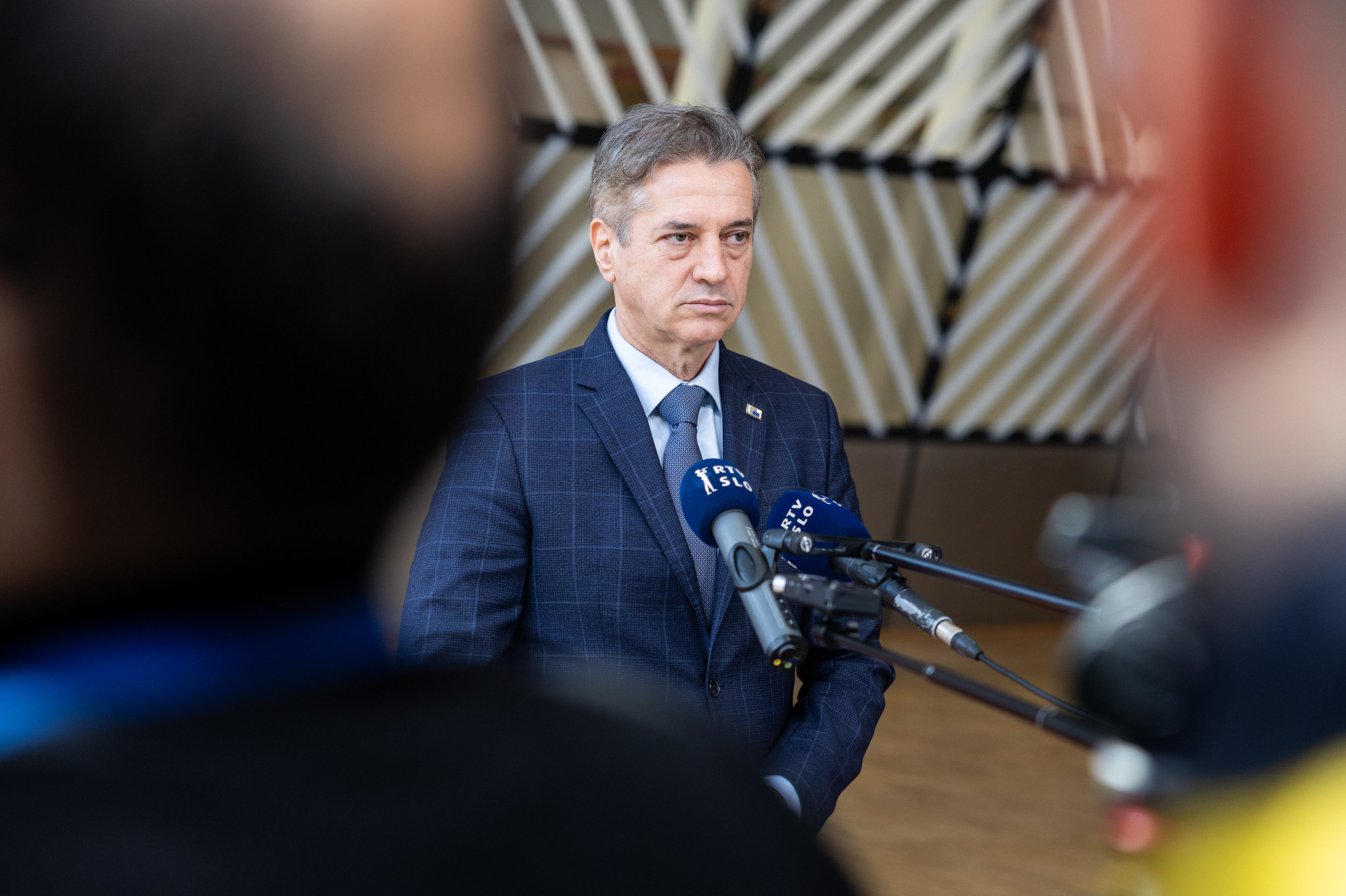 Golob: Nasilje in vojaški spopadi vodijo samo v še večje trpljenje nedolžnega prebivalstva