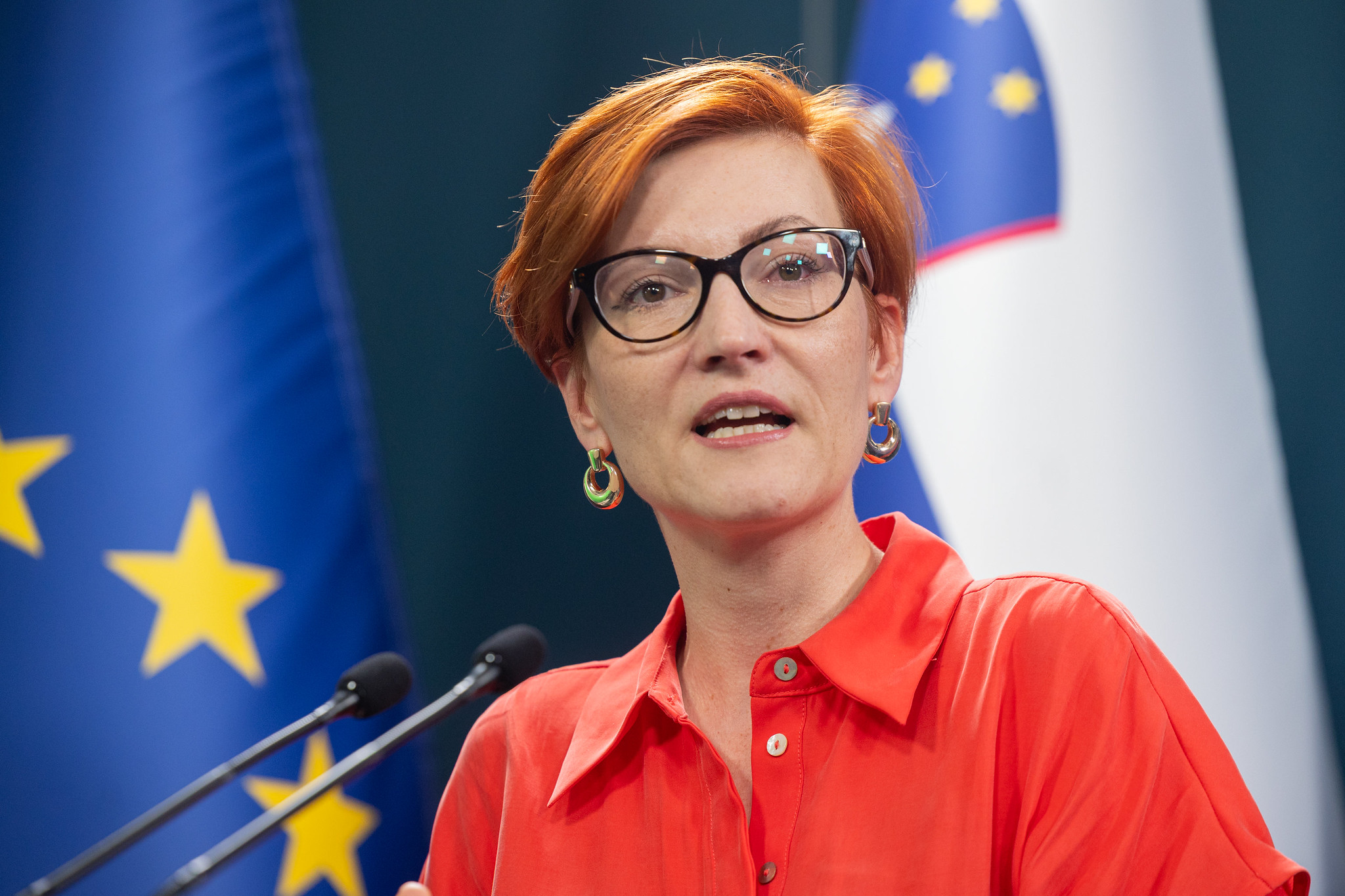 Asta Vrečko po glasovanju ostaja ministrica
