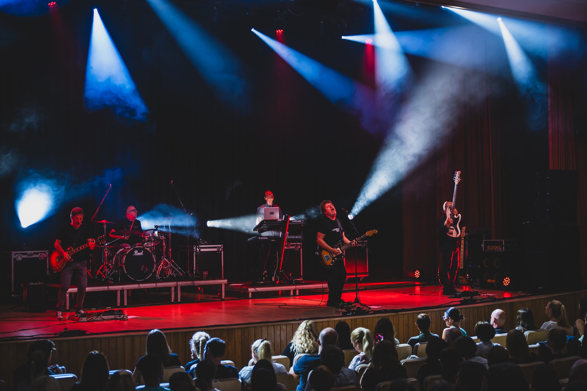 Legendarna slovenska skupina se poslavlja: Zadnja priložnost, da zapojete 'Pusti, naj te nosi voda'