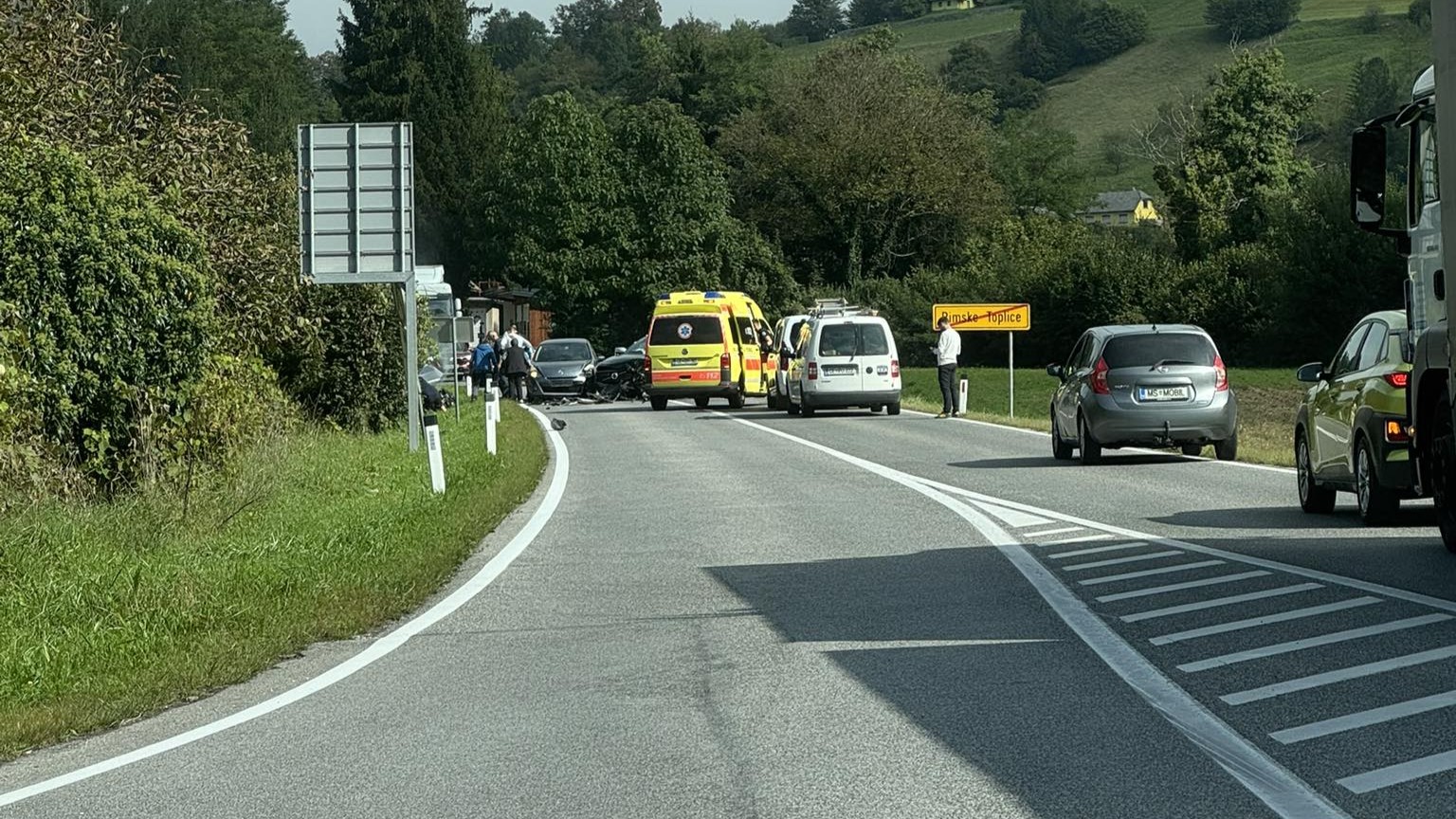 Grozljiv prizor v Rimskih Toplicah: Trčenje treh vozil terjalo življenje