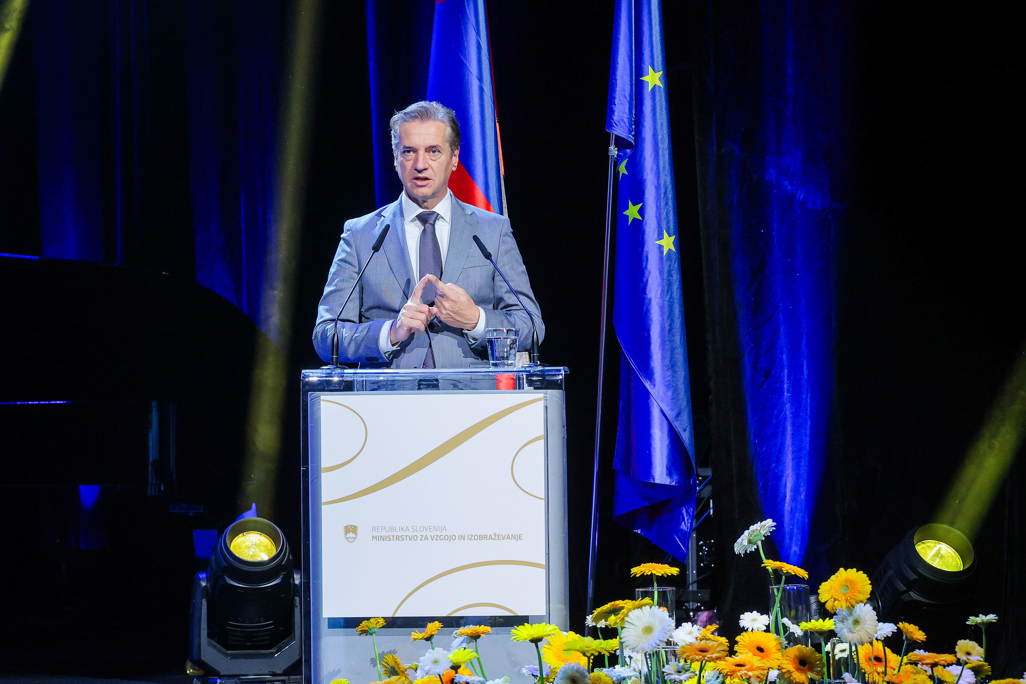 Golob ob dvigu plač javnim uslužbencem: Brez vas država ne bi delovala