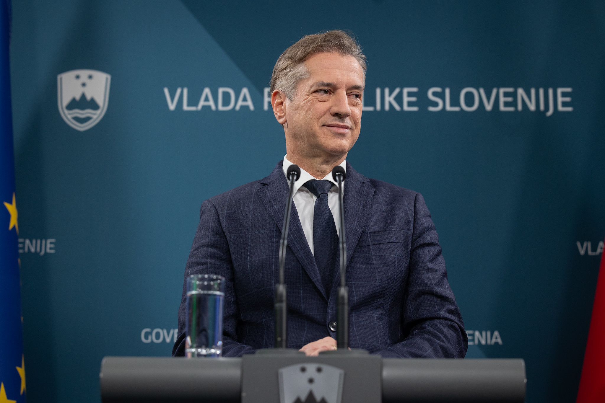 Slovenci vladi tako visoke ocene niso namenili že zelo dolgo
