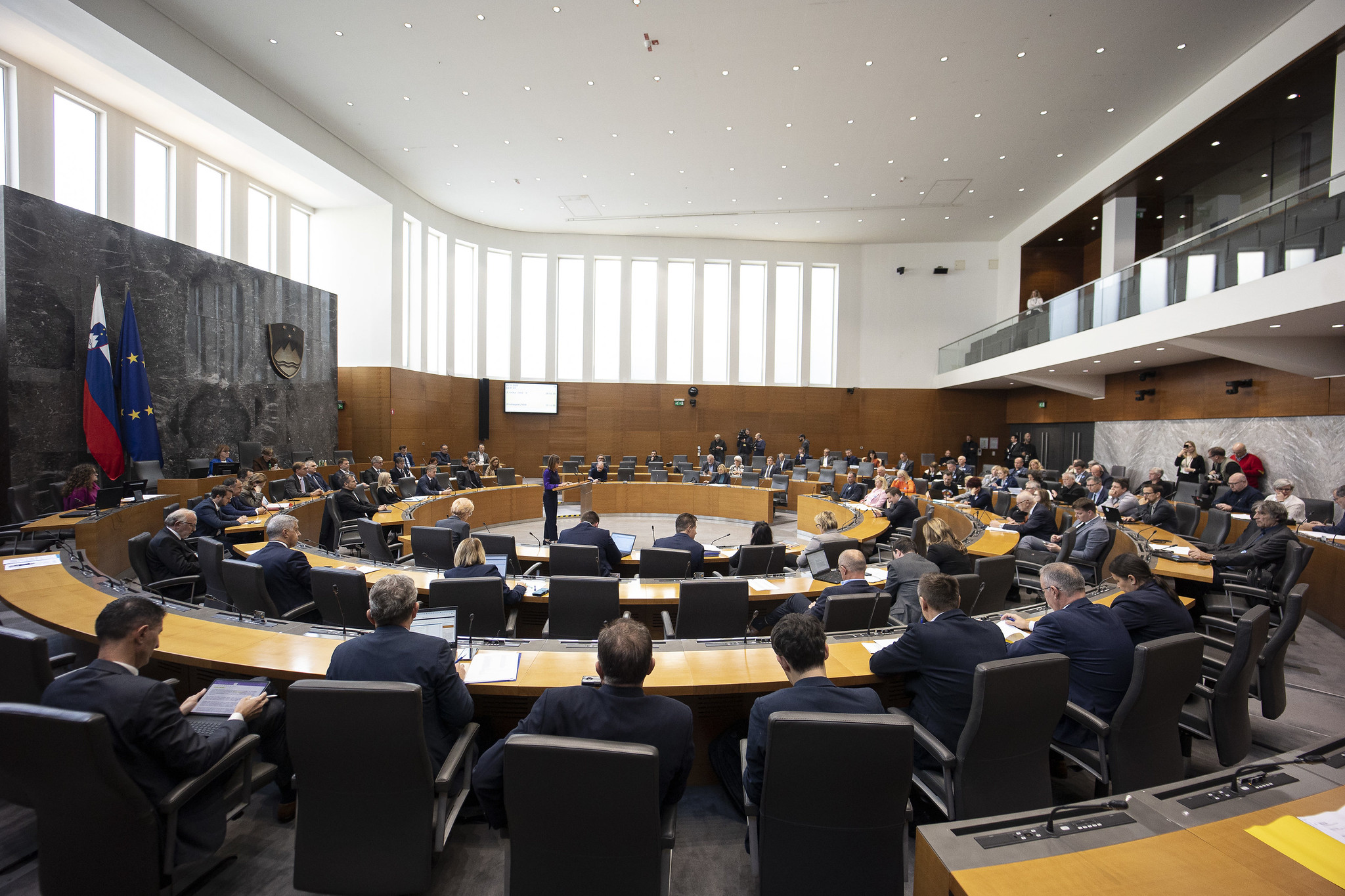 Poslanci v zadnjem trenutku prečesali skoraj celoten Šutarjev zakon: Kaj so bistvene novosti?