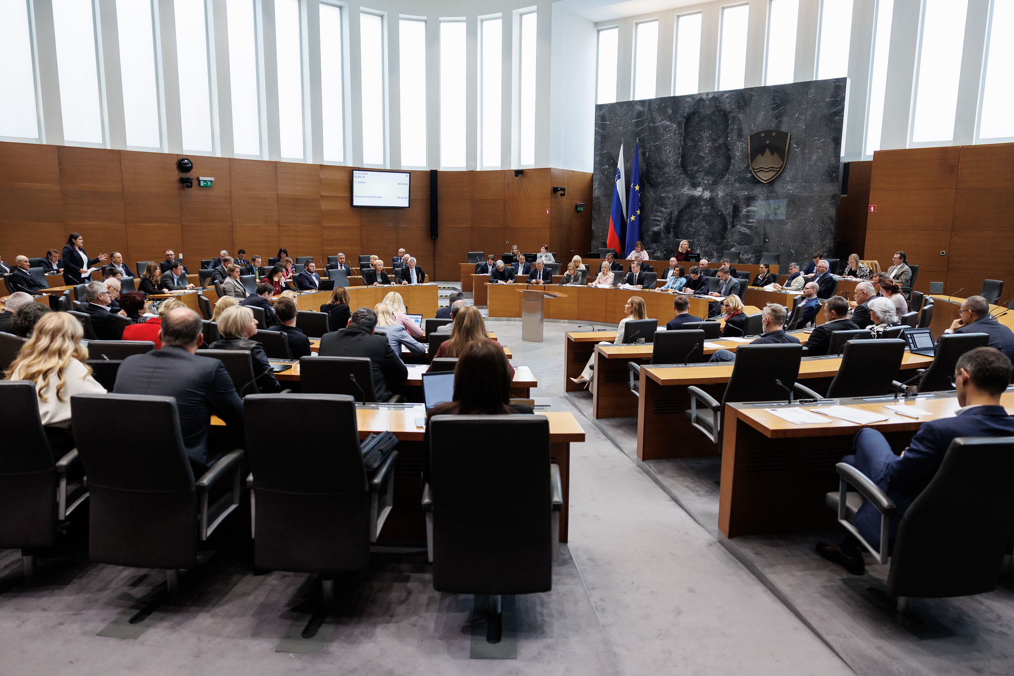Skupni odbor DZ podprl predlog interventnega zakona, odhajajoča koalicija pa protestno odkorakala