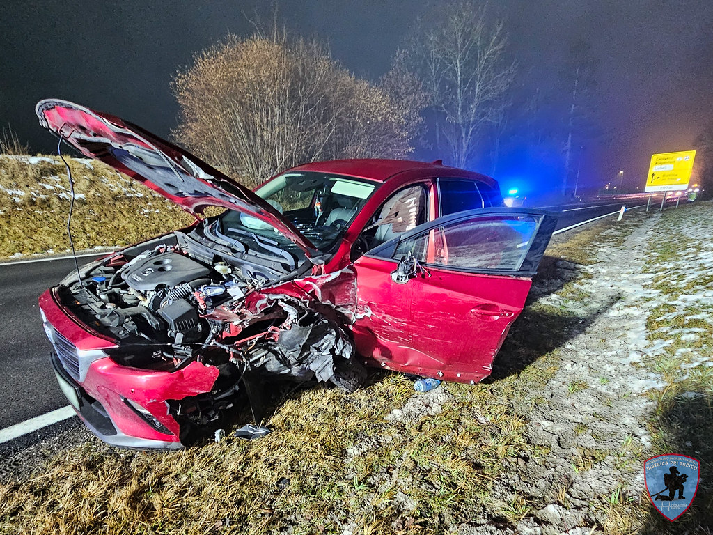 FOTO: Zapeljal na nasprotni pas in trčil v nič hudega slutečo voznico