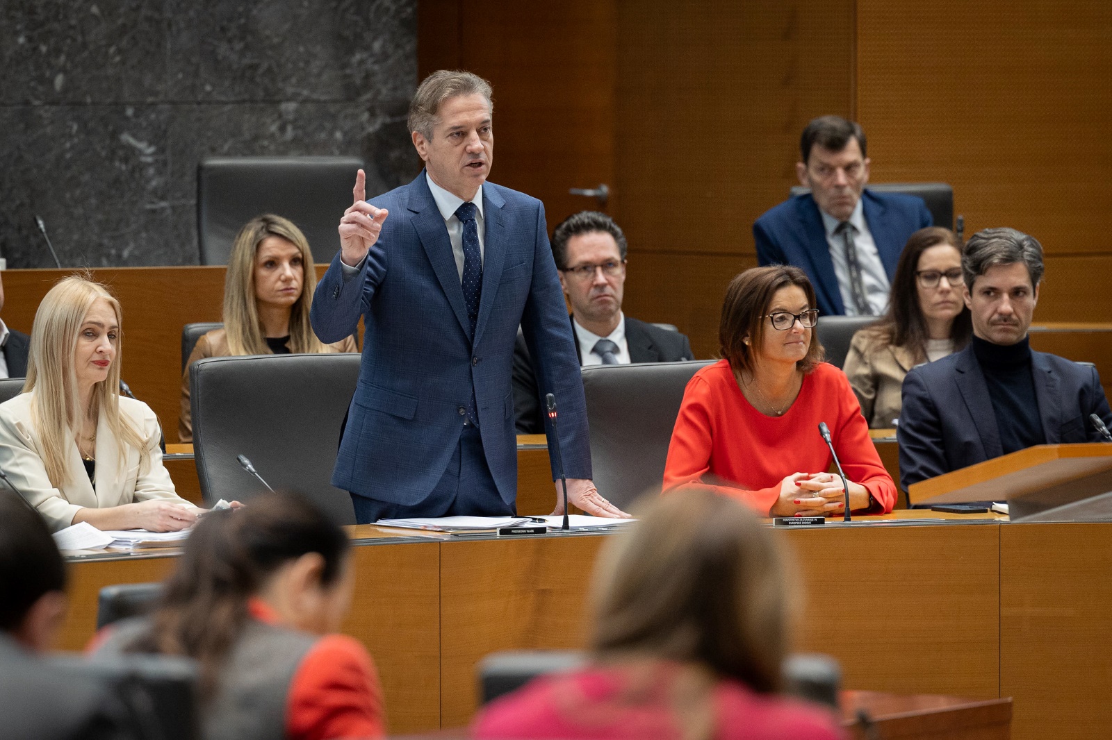 Danes bo prvič zasedala vlada v senci, ki namerava presojati odločitve oblasti