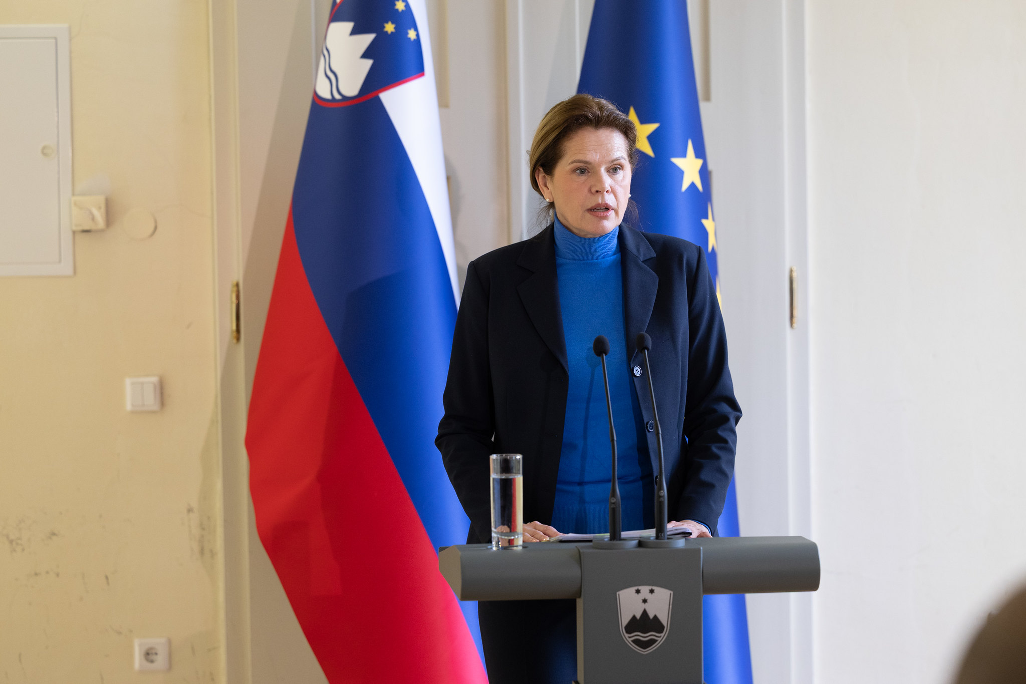 Bratuškova kritikom minimalne plače: "Poskusite preživeti s 1000 evri neto"