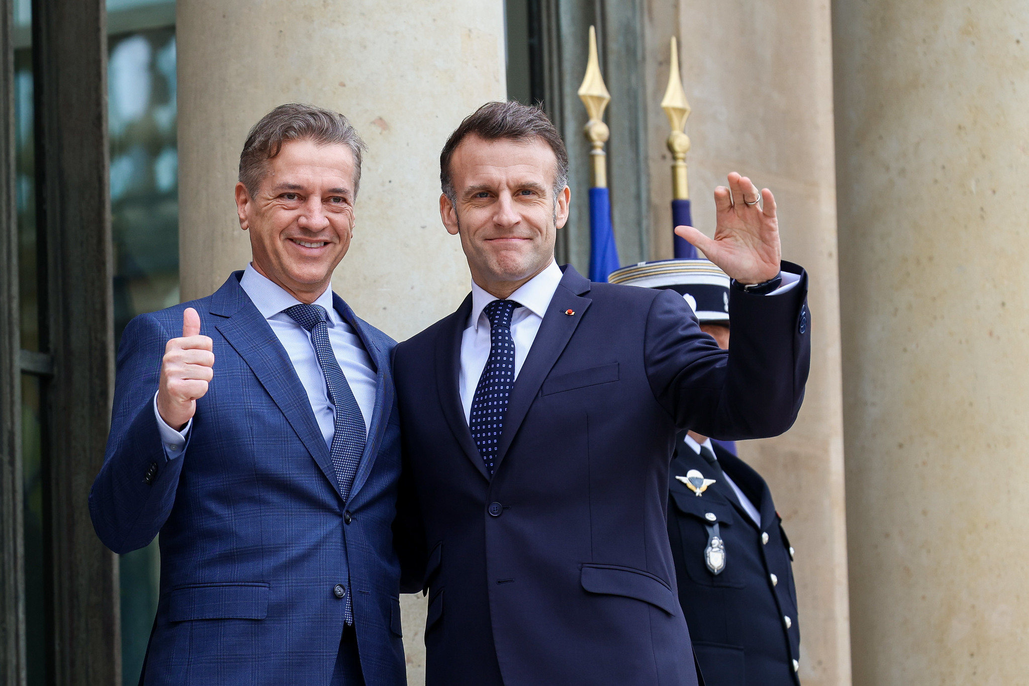 Macron predčasno čestital Golobu, Janša pa mu je takoj odgovoril: "Ne tako hitro"