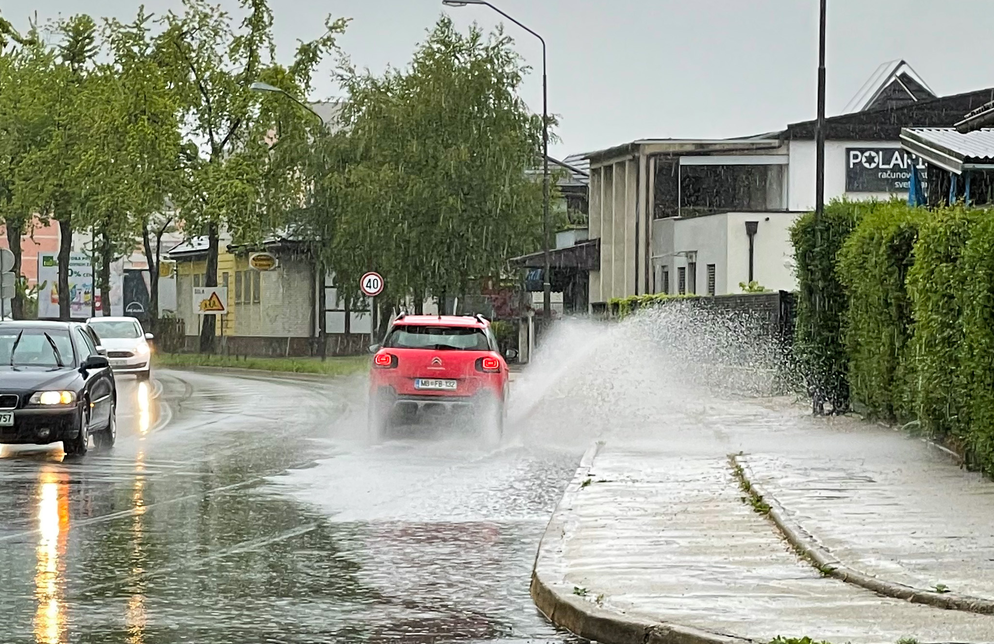 ARSO izdal kar dve opozorili: Prihajajo nevihte in poplave