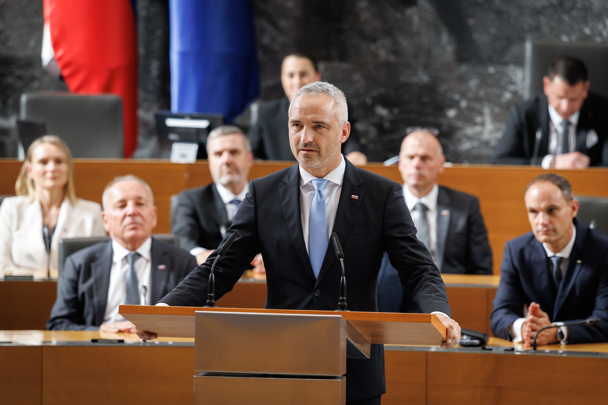Zakaj minister uporablja nov službeni avto in še zunanjega prevoznika?