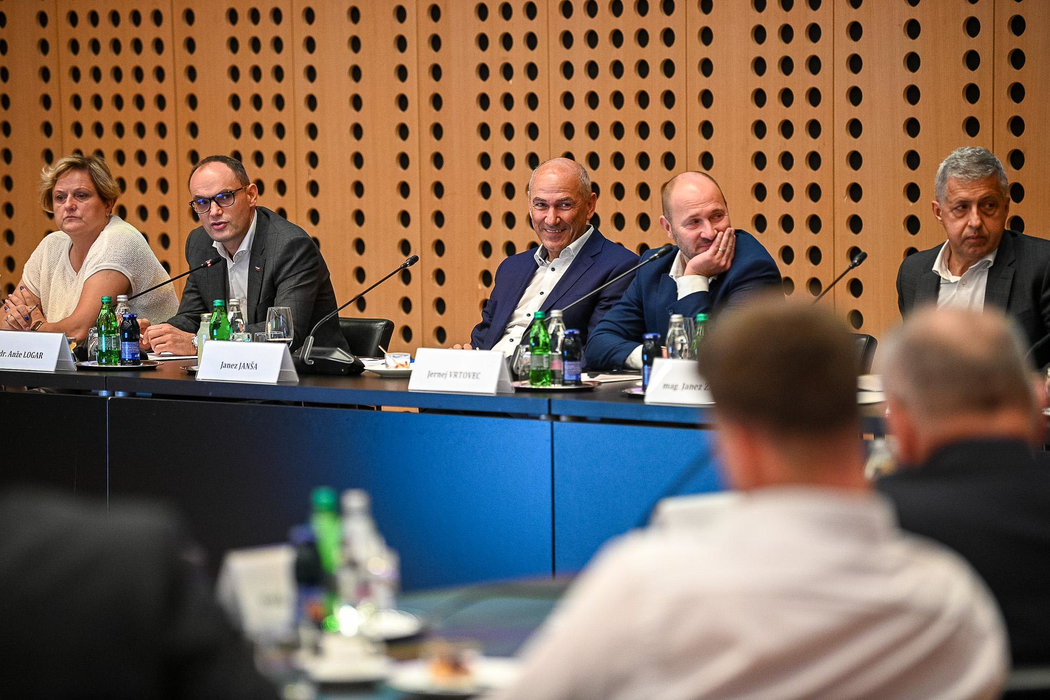 Janša in Stevanović predlagata obvezno testiranje politikov, a pri eni substanci se ne strinjata