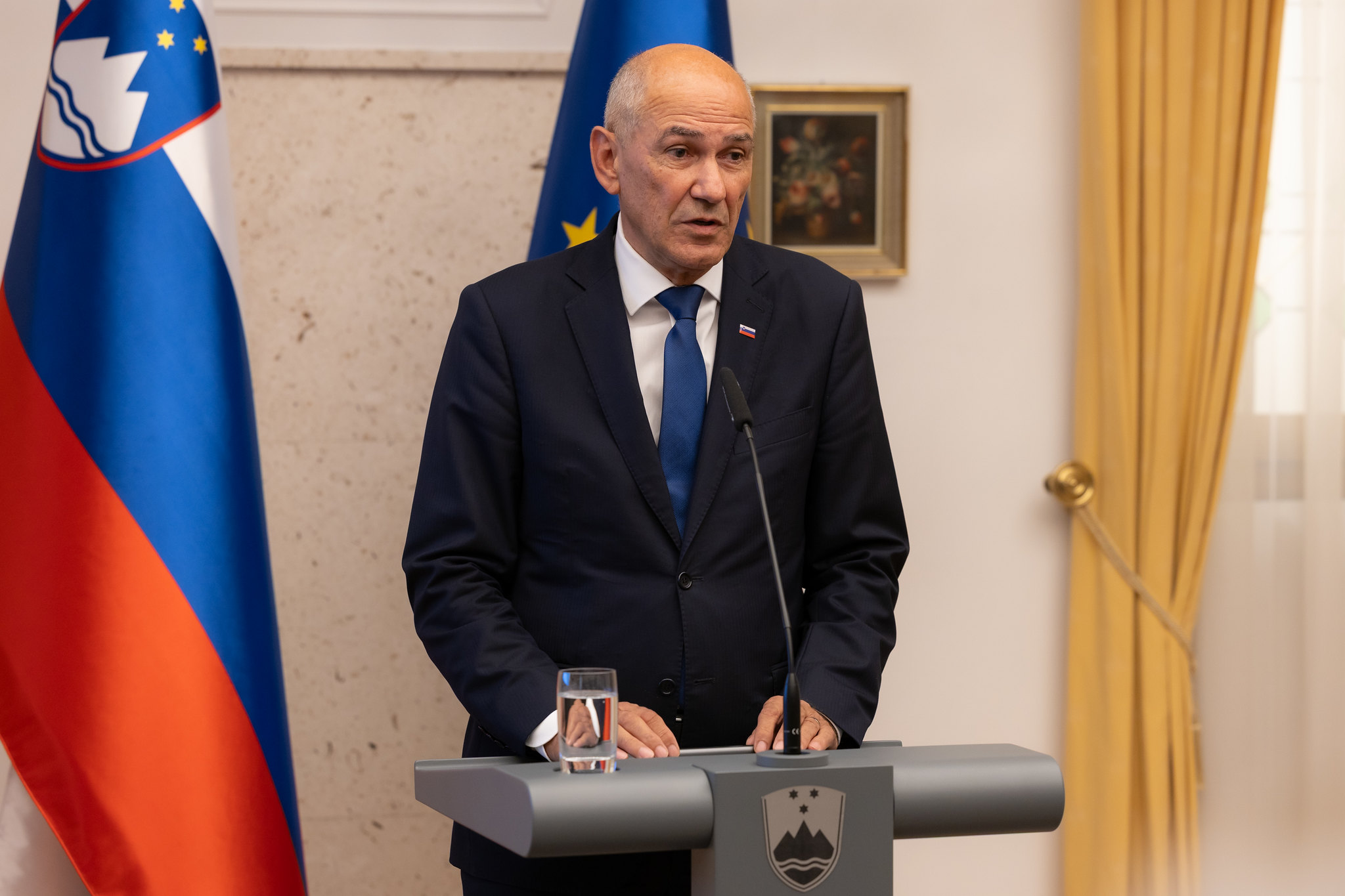 Janša namesto odpuščanj v javnem sektorju namignil na višje plače