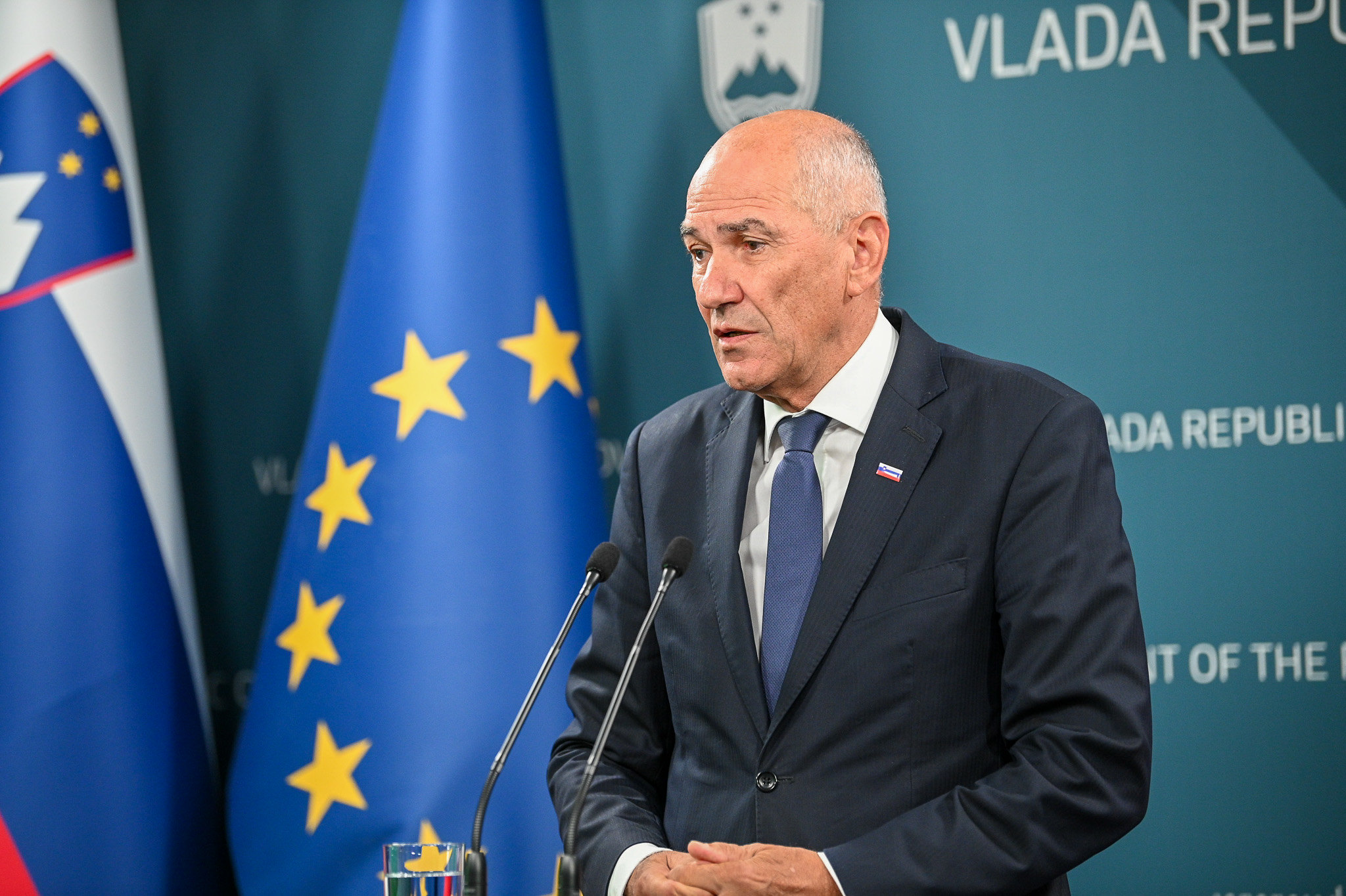 Janševa vlada pod pritiskom: Polovica vprašanih ne podpira njenega dela, pada tudi SDS