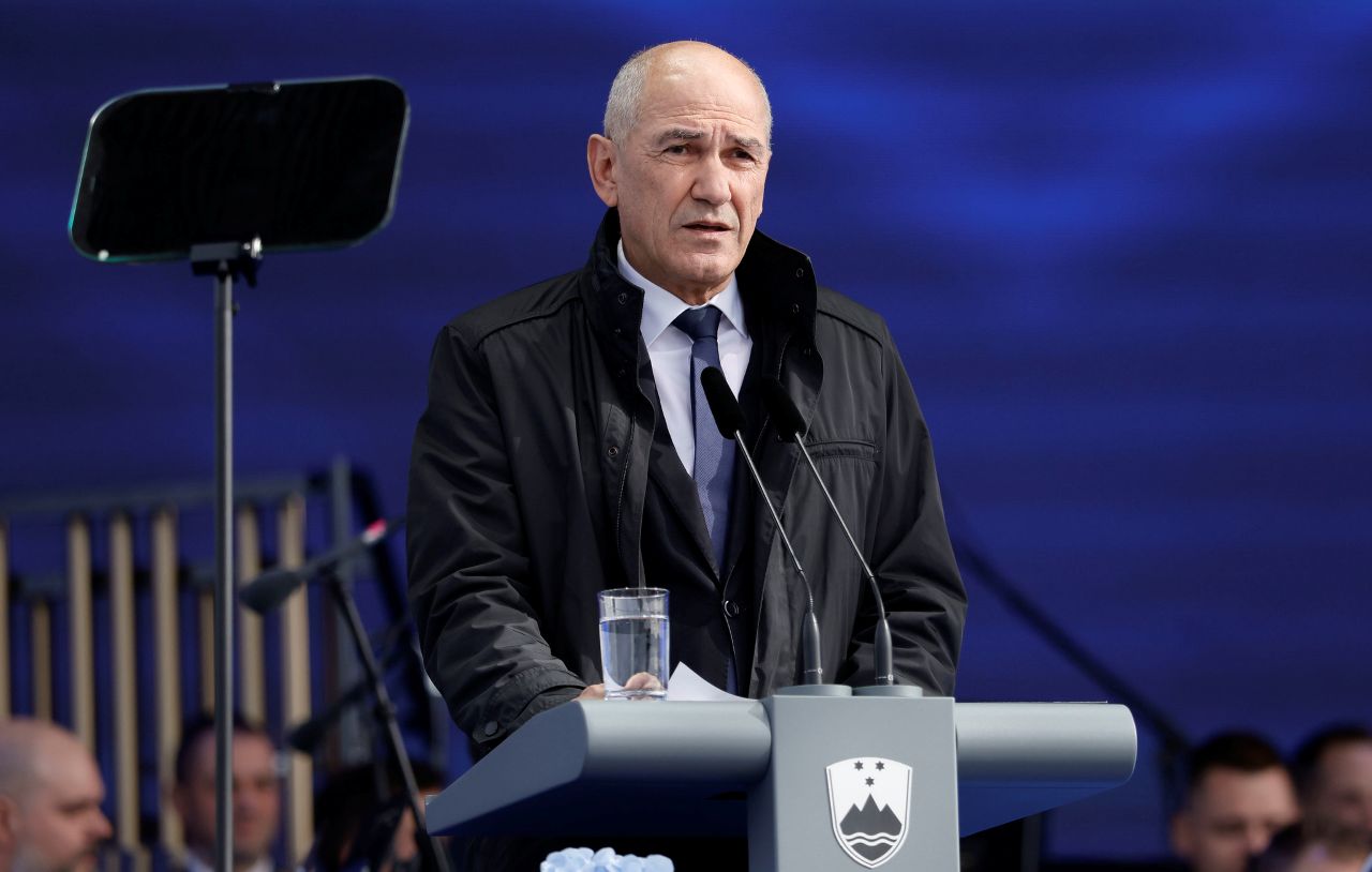 Med govorom Janeza Janše na državni proslavi žvižgi in protestni vzkliki, posredovali so policisti