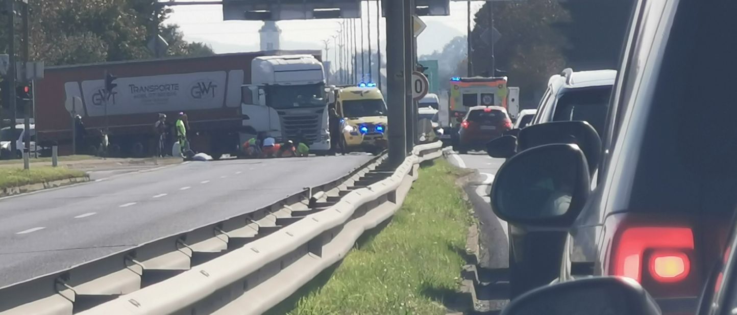 FOTO: V Hočah prišlo do hude nesreče, tovornjak naj bi povozil žensko