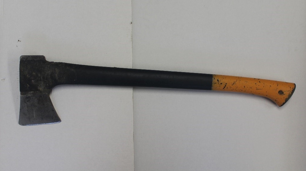 Policisti iščejo lastnika sekire: Jo prepoznate?