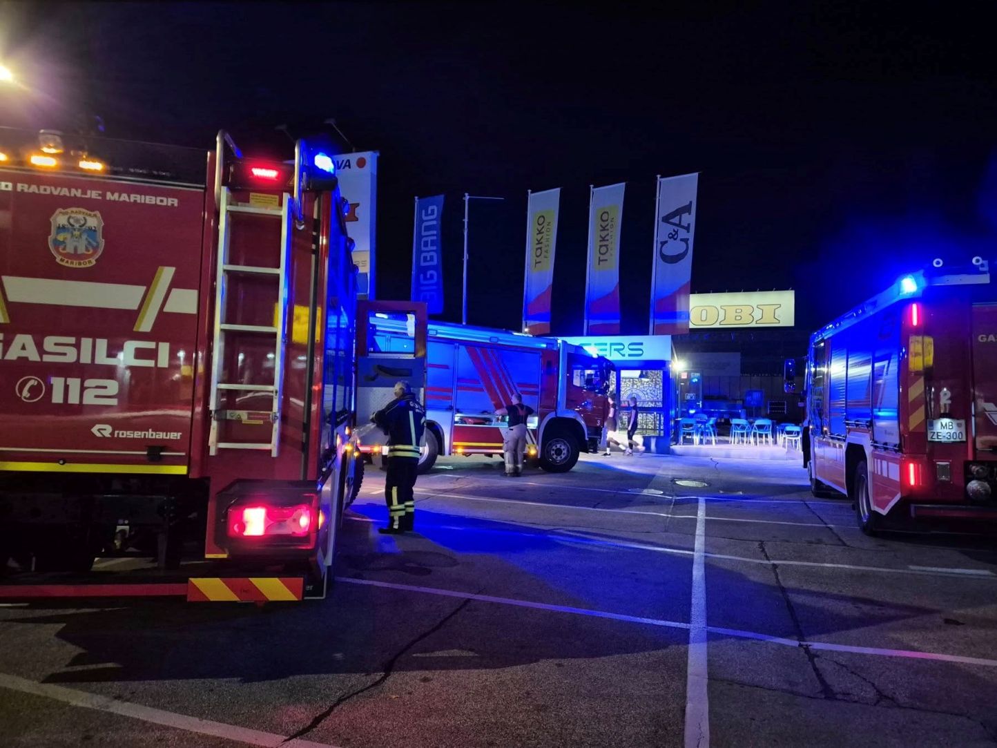 FOTO: V večernih urah zagorelo v prodajalni s hitro prehrano v Mariboru