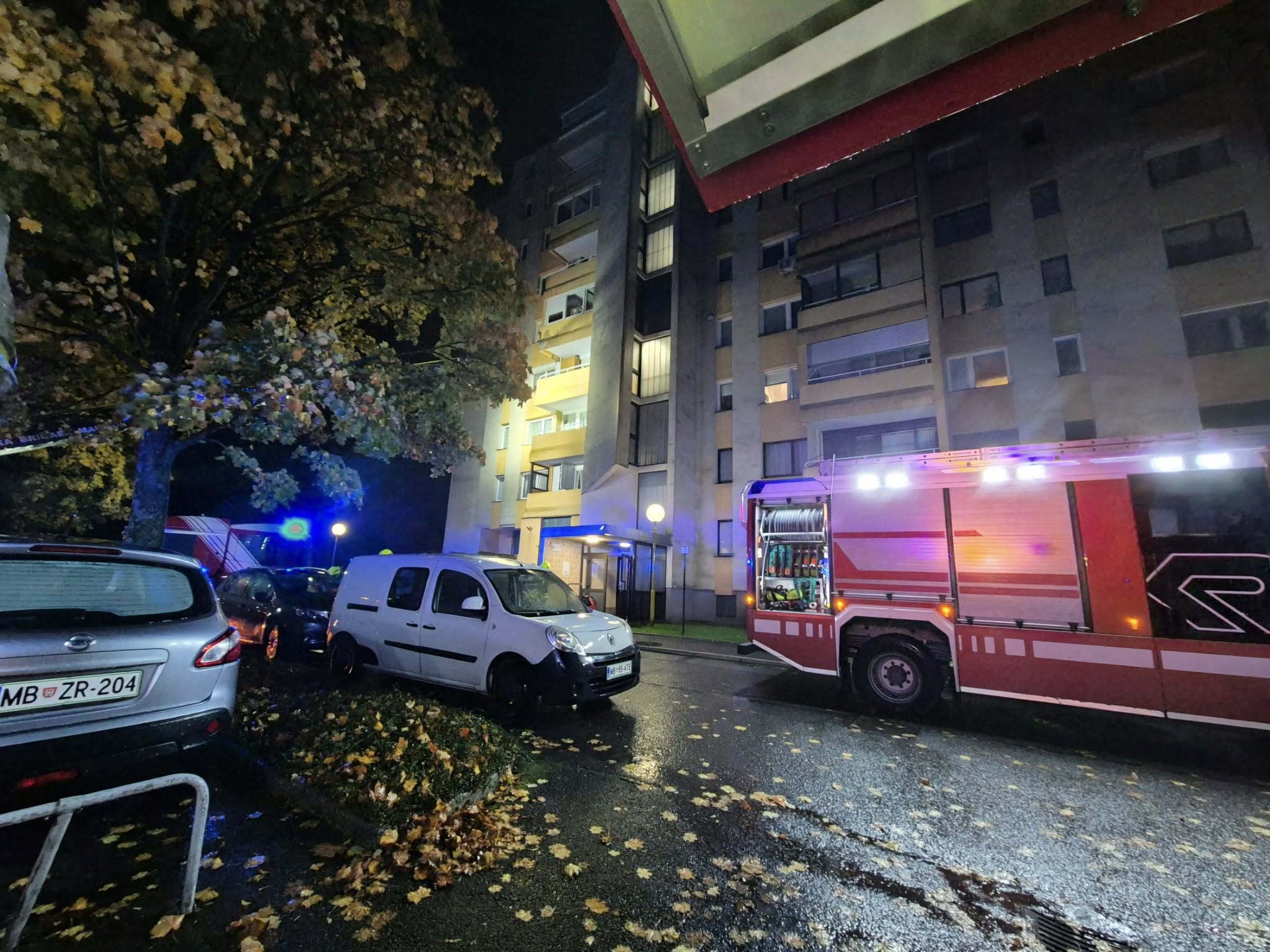 Gasilci rešili žensko iz gorečega stanovanja na Taboru (FOTO)