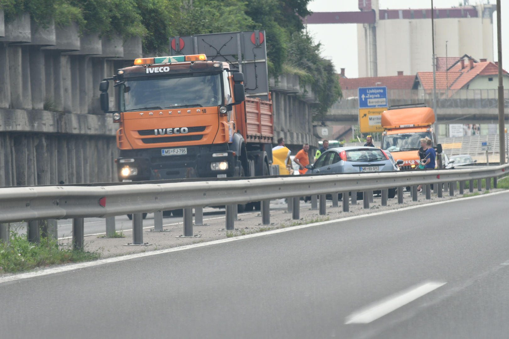 FOTO: Zaradi nesreče zaprt prehitevalni pas ceste skozi Maribor