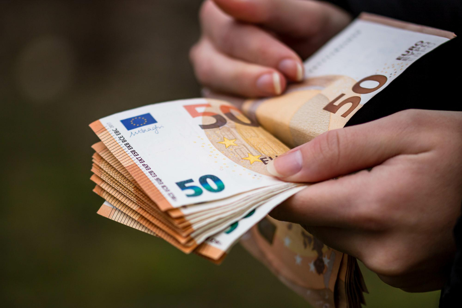 Ta horoskopska znamenja bodo imela v maju veliko sreče z denarjem, ste med njimi?