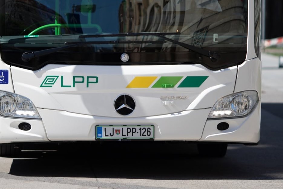 Voznika avtobusa, ki je do smrti povozil 17-letno peško, kazensko ovadili