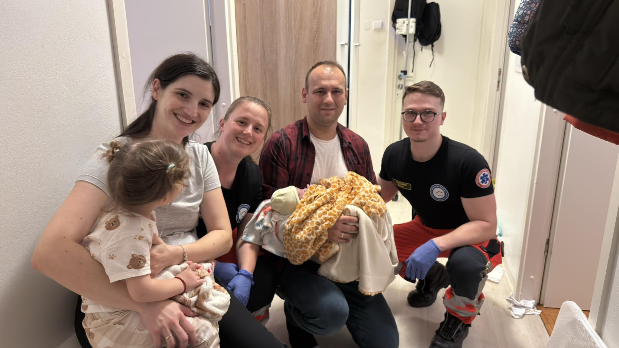 FOTO: Mali David se je rodil kar doma, reševalci takoj ob prihodu zaslišali jok