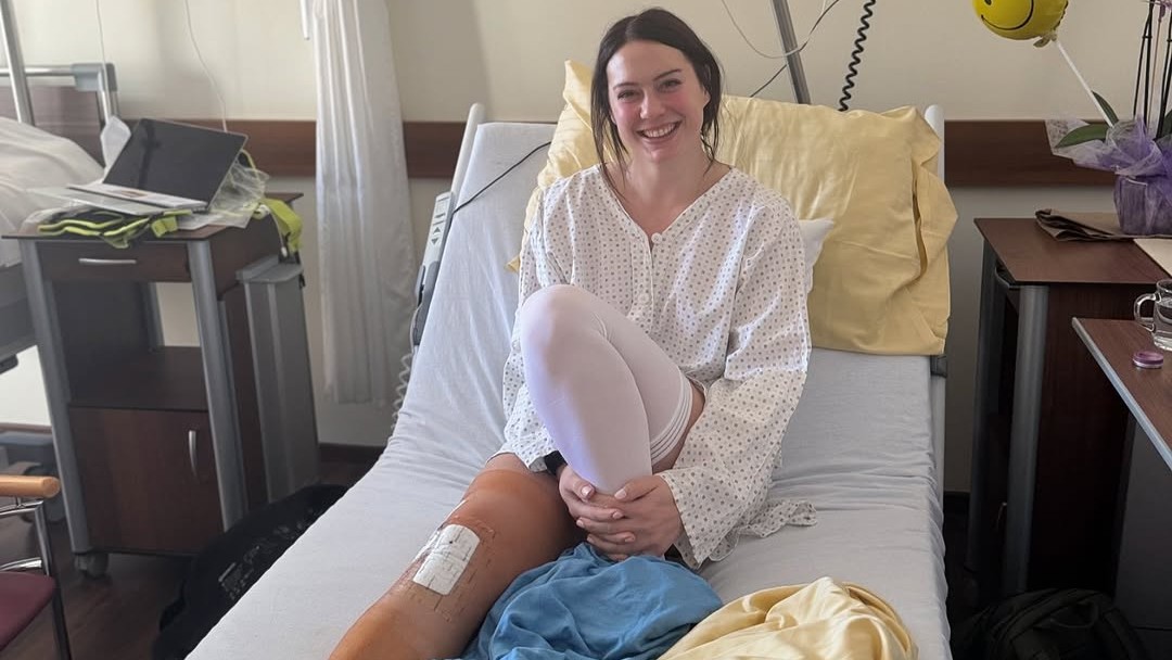 Naša alpska smučarka se je oglasila iz bolniške postelje: "Ta pa zares boli"