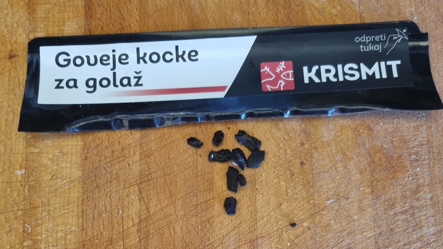 FOTO: Slovenka v govedini poljskega porekla odkrila skrivnostno črno snov