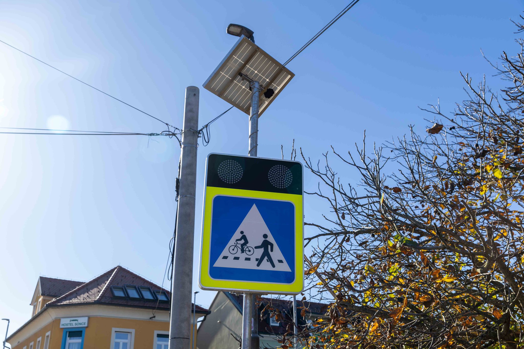 Ste na Štajerskem že zasledili novo pametno prometno signalizacijo? Veste, čemu služi?